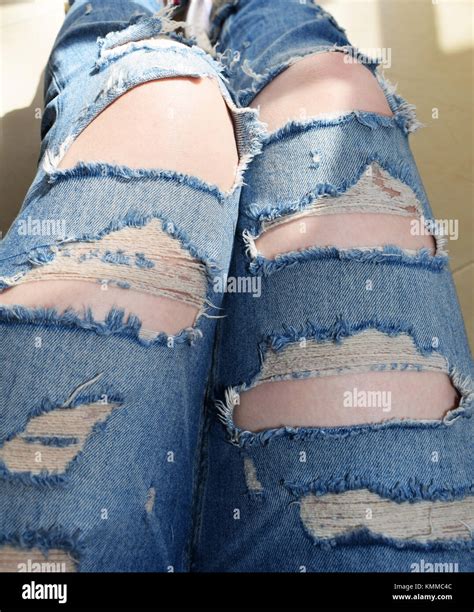 Zerrissene Jeans Mit Skin Angezeigt Stockfotografie Alamy