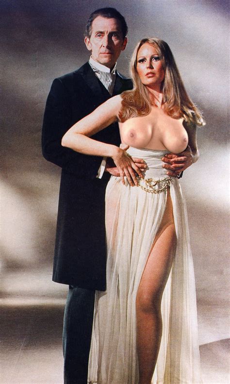 Veronica Carlson  nackt