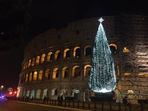 Agli internauti il nuovo albero di natale per roma non piace. Natale 2015 Roma, si accende l'albero di Natale a Colosseo ...