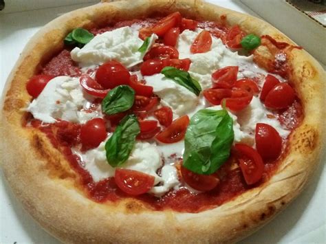 La mozzarella di bufala (tagliata a fettine) o il fior di latte (tagliato a listelli) vanno distribuiti uniformemente. Pizza "caprese" con mozzarella di bufala. | Mozzarella di ...