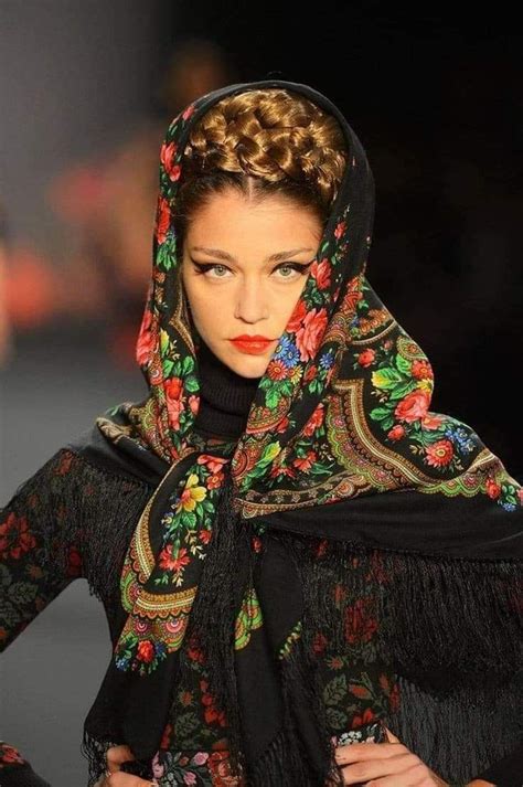 Traditional Russian Shawl On A Fashion Show Today S Fashion Trends Fashion Russian Beauty