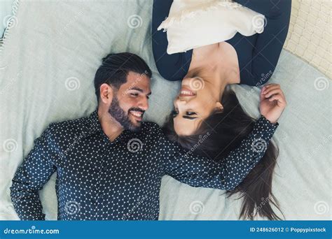 Casal De Latina Bonitinho Deitado Na Cama E Sorrindo Amplamente