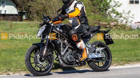 Zazáří všude tam, kde záleží na mrštnosti a perfektní ovladatelnosti. Prototype KTM 390 Duke Caught Testing - BikesRepublic