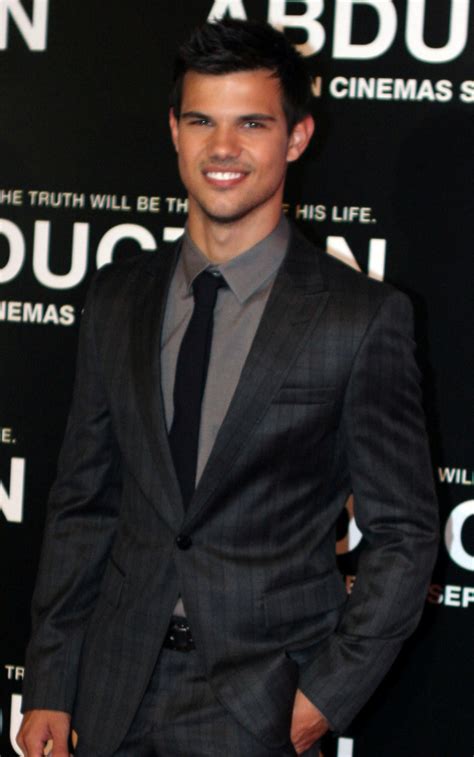 (1.74m) while his body weighs around 74kg (163 pounds). Taylor Lautner - Wikipédia, a enciclopédia livre