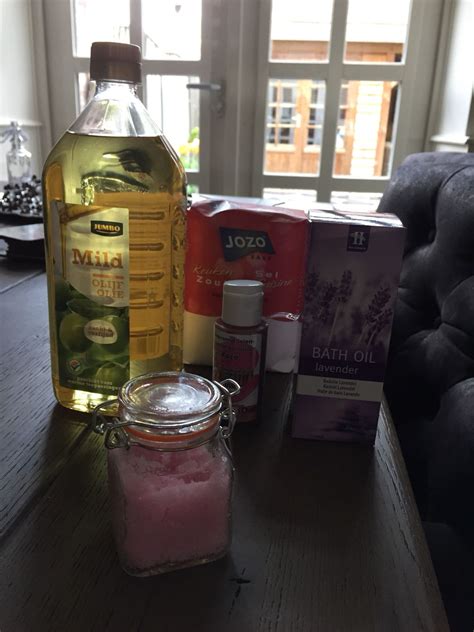 Zelf scrubzout maken Milde olijfolie mengen met keukenzout vier