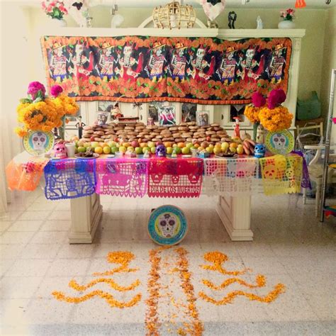Tradiciones mexicanas Mexican traditions Ofrenda del día de muertos
