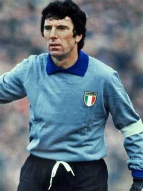 Profile with general and detailed stats and data that include national team, total games, goals and cards and full list of matches played. Dino Zoff of Italy in 1974. (met afbeeldingen)