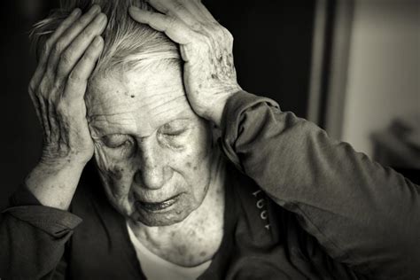 Alzheimer's disease (ad) is the most common cause of dementia, and involves a progressive degeneration of the cerebral cortex. ¿Qué es Alzheimer? - Su Definición, Concepto y Significado