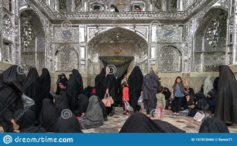 Mit ihm reagierten iranische frauen auf einen tweet, der im august von einem anonymen nutzer gepostet wurde. Iranische Frauen Beten In Shrine Von Fatima Masumeh In Qom ...