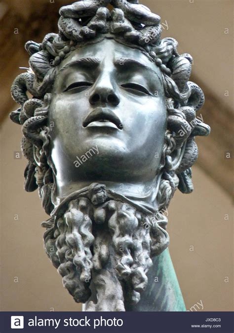 Perseo Con La Cabeza De Medusa Es Una Escultura En Bronce Realizada Por