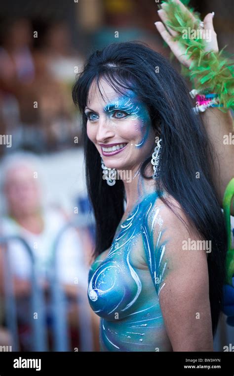 Un Seul Organe En Reveler Topless Au Cours De Peinture Fantasy Fest Parade Halloween Key West