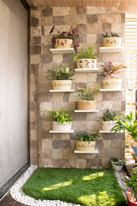 At first glance, a balcony garden doesn't seem to be any different than a container garden. Simple balcony garden design ideas for Indian homes | homify