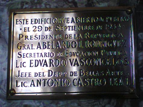 Placa Conmemorativa De La Inauguración Caminando En El Palacio De
