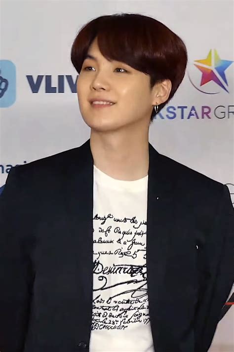 Walau tidak terlalu tinggi, v bts berani mengenakan outerwear yang membuat dirinya menonjol. 25 Fakta Suga BTS yang Membuat Orang Kagum - Fakta.id