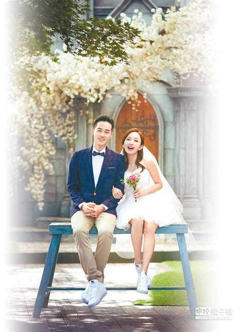 To divorce (legally dissolve one's marriage). 愛紗離婚相愛輸給不忠 - 中時電子報