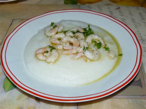 300 g di mais bianco (per una polenta di consistenza media) 1,5 litri di acqua sale scolate le schie e fatele intiepidire. Schie conze con la polenta (gamberetti e polenta ...