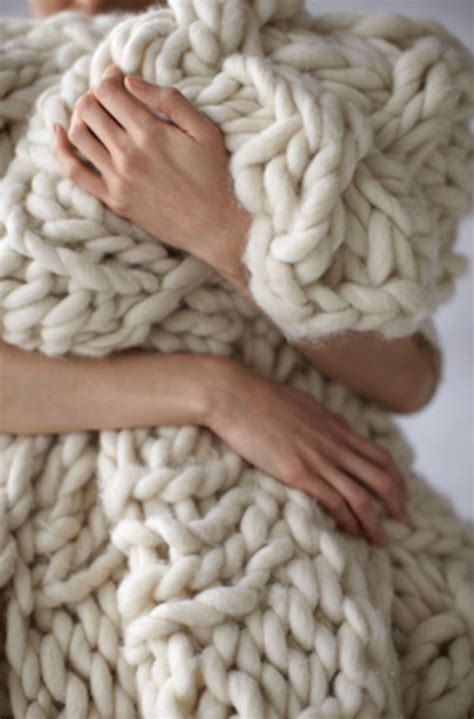 This project is quick, easy and affordable! 10 Gorgeous DIY blanket Tutorials - NIFTY DIYS