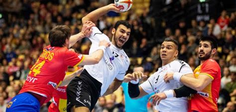 يخوض المنتخب السعودي تحت 23 عامًا مواجهة مصيرية أمام نظيره الألماني، ضمن منافسات الجولة الثانية من دور المجموعات بمسابقة كرة القدم في دورة الألعاب. قوانين كرة اليد - عالم المعرفة