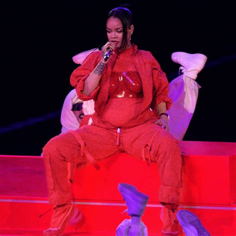 How Rihanna Hid Her Pregnancy From Her Super Bowl Dancers Theusanewstimes