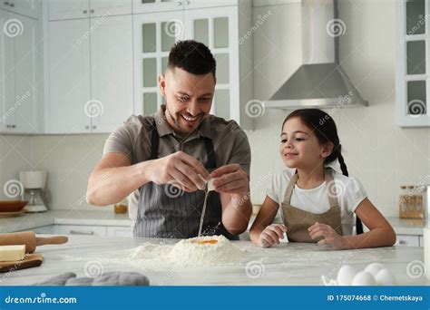 Cocina De Padre E Hija En La Cocina Foto De Archivo Imagen De