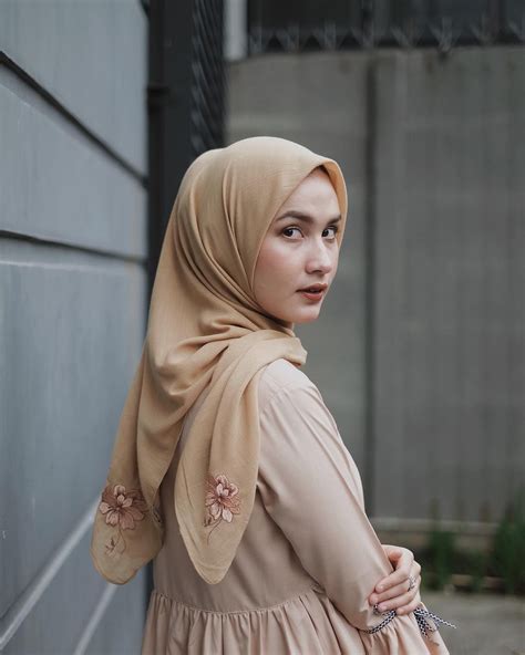 Rani hatta merupakan salah satu fashion selebgram hijab tanah air yang memiliki gaya. Top 30 Selebgram Hijab di Indonesia - StarNgage