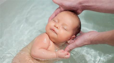 Cuidados importantes para o banho do bebê no verão