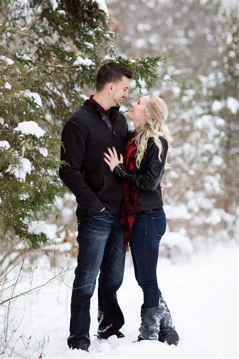 A Winter Themed Engagement Session Outfit Inspiration Tauri Baum Photography Snowy Engagement