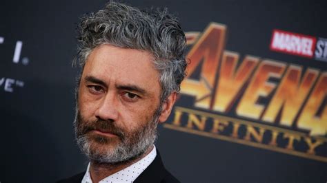 Ragnarok director is once again pulling double duty, directing an episode and voicing a bounty hunter droid. Taika Waititi zoa hater de Thor 4 nas redes sociais