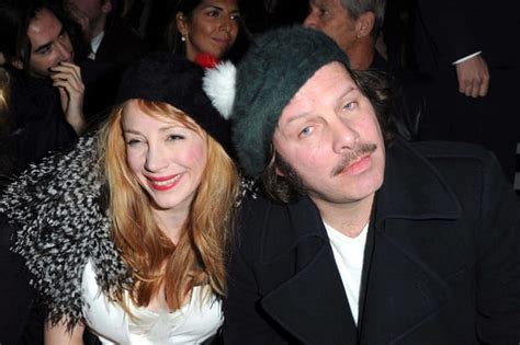 Tout savoir sur les artistes remontent le temps01:15. Philippe Katerine, couple décalé avec Julie Depardieu