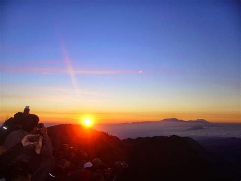 Danau ini memiliki pulau di tengahnya yang bernama pulau samosir. Gambar pemandangan panorama alam wisata gunung bromo ...