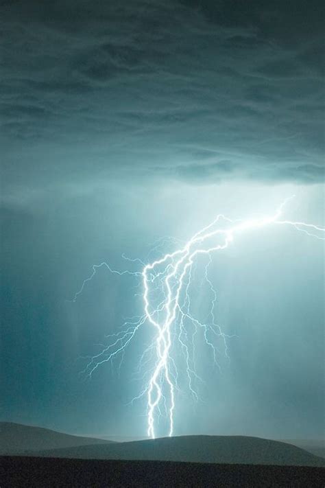 56 Stunningly Awesome Photographs Of Lightning Amazing Nature