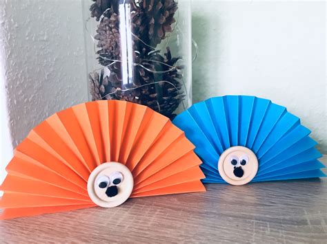 Hier findet ihr bastelanleitungen zum basteln mit papier und tonkarton. Igel aus Papier basteln - Basteln im Herbst | Der ...