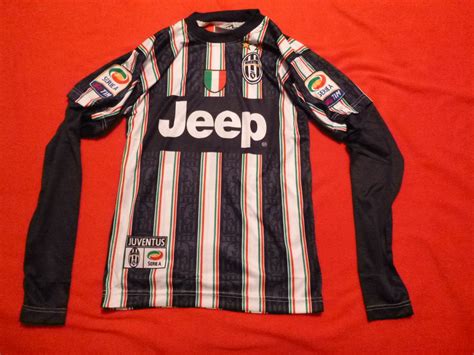 For the 2018/19 juventus away jersey, the button collar references the classic past of one of europe's most iconic clubs while it also features accented cuffs that feature the clubs iconic bianconeri (white and black stripes). Juventus Away Jersey 2011