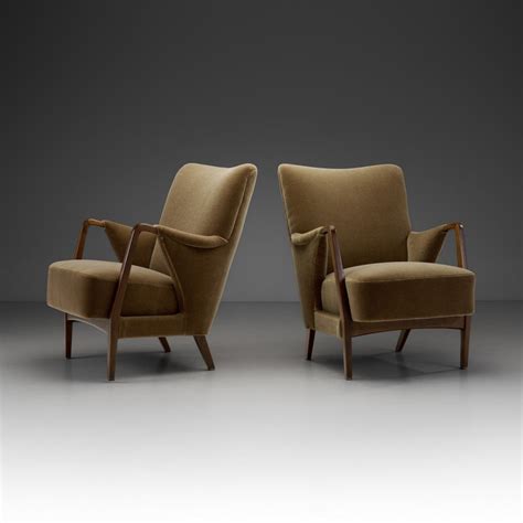 Danish Cabinetmaker Lounge Chairs With Exposed Stained Beech Arms