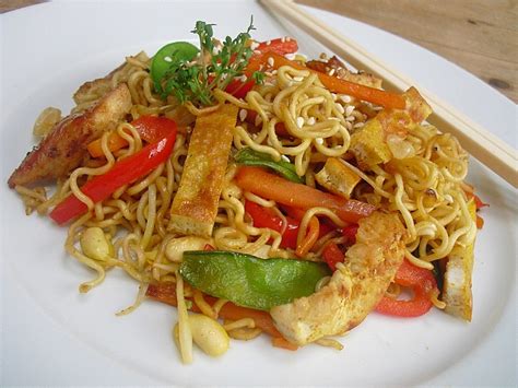 Gebratene Mie- Nudeln mit Ei und Gemüse von Myroplyrodon