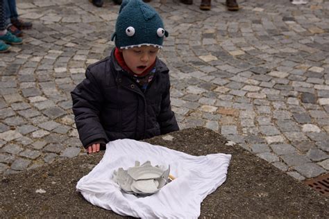 Der karfreitag stellt mit dem gründonnerstag und dem karsamstag die die briten essen zu karfreitag rosinenbrötchen mit einem eingeritzten kreuz, sogenannte cross buns. Kreuzweg der Kinder am Karfreitag in St. Peter und Paul ...