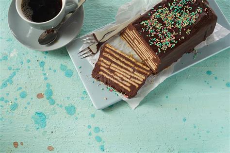 Der klassiker kalte schnauze mit viel schokolade und butterkeksen schmeckt nicht nur zum kindergeburtstag. Topansicht Von Schokolade Kalter Hund Kuchen Stockbild ...
