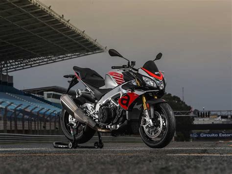 The inimitable hypernaked offers two exciting choices. APRILIA TUONO V4 1100 FACTORY (2017 - 2019) Review | MCN