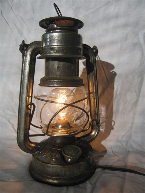 See more ideas about kerosene lamp, antique oil lamps, antique lamps. Kerosene lamps - Add a touch of the antique to your home ...