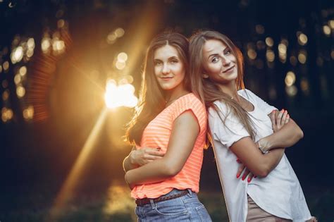 Duas Garotas Bonitas Em Um Parque De Verão Foto Grátis