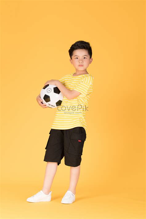 축구하고 공놀이를 하는 어린이 소년 사진 무료 다운로드 Lovepik