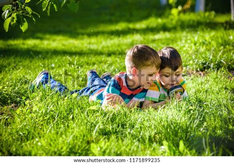 Hermosos Niños Felices Niños Hermanos Explorando La Naturaleza Con