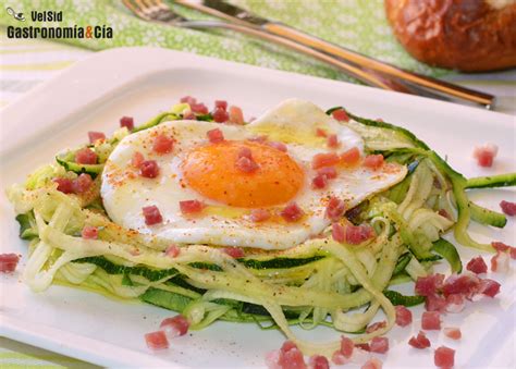 Espaguetis de calabacín con huevo y jamón | Gastronomía & Cía