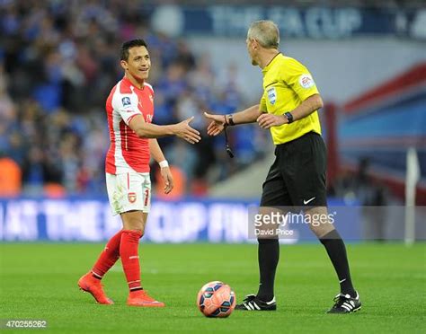 Alexis Sanchez Of Arsenal Shakes Hands With Referee Martin Atkinson News Photo Getty Images