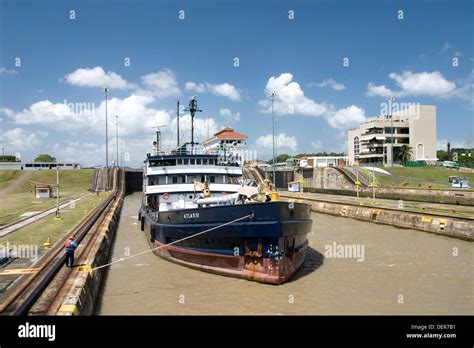 Das Schiff Im Schloss Miraflores Locks Panamakanal Panama Stockfotografie Alamy