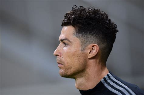 Pin By ʙᴜ ʍᴜᴊ On L D L A D Y 🖤 Cristiano Ronaldo Hairstyle Ronaldo