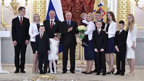 Putin Honors Large Families Ahead International Children's Day 