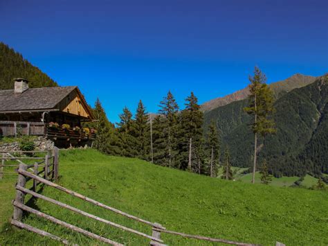 Vind en reserveer bijzondere accommodaties op airbnb. ᐅ Bergeralm, Antholz-Mittertal - Öffnungszeiten & Bewertungen