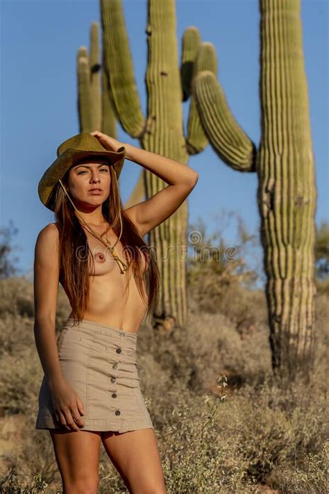 Magnifique Mod Le Hispanique Pose Topless Dans Le D Sert De L Arizona Image Stock Image Du