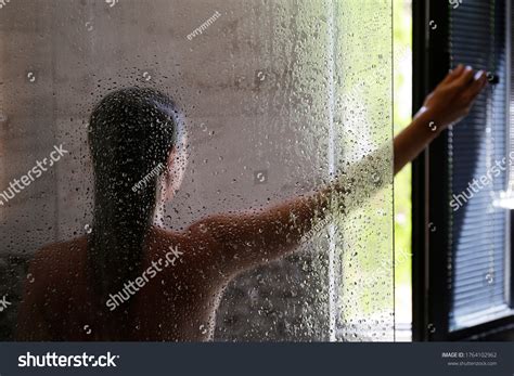 Back View Naked Woman Shower Cabin Foto Stock Shutterstock